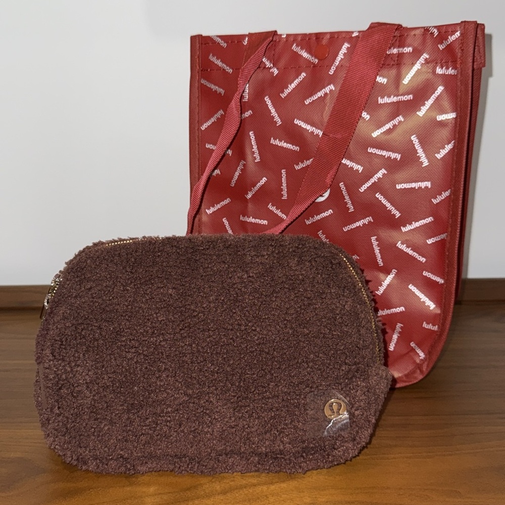 NWT Everywhere Belt Bag 1L fleece